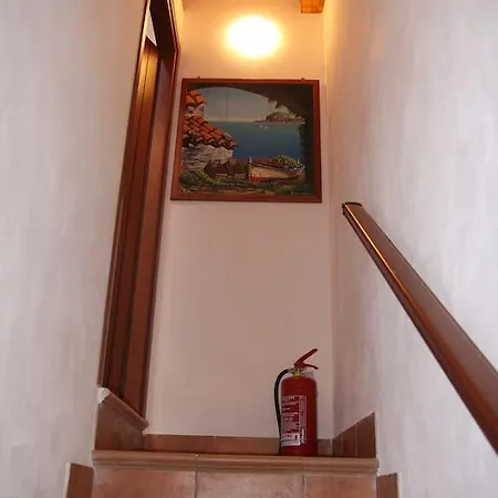 La Finestra Sotto La Rocca